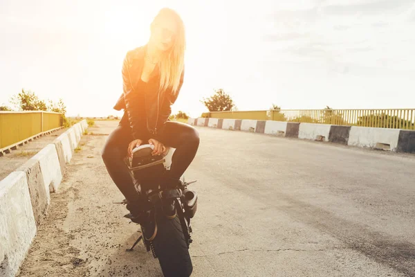 Menina motociclista em uma roupa de couro em uma motocicleta — Fotografia de Stock