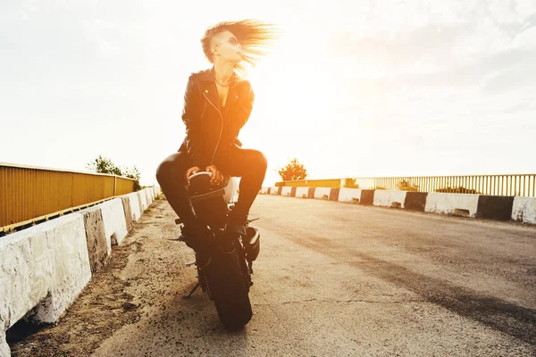 Байкерська дівчина в шкіряному одязі на мотоциклі — стокове фото