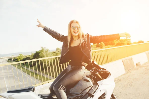 Biker girl in a leather clothes on a motorcycle — Stock Photo, Image