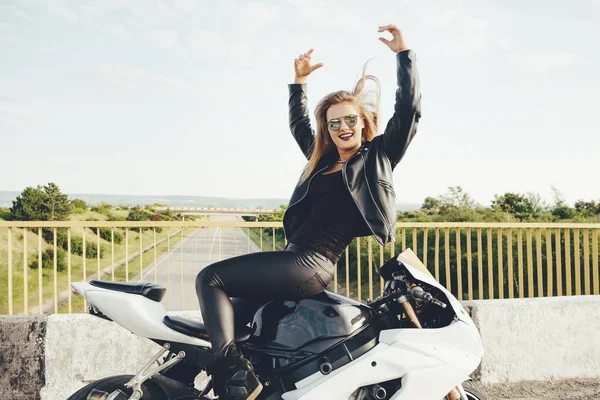 Fata motociclist în haine din piele pe o motocicletă — Fotografie, imagine de stoc