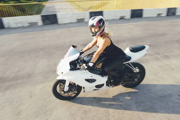 Байкерша в кожаной одежде на мотоцикле — стоковое фото