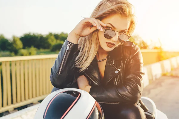 Motorcu kız bir motosiklet üzerinde bir deri giysili — Stok fotoğraf