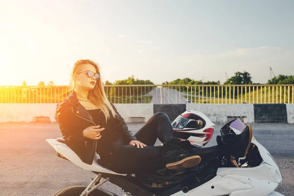 Motard fille dans un cuir vêtements sur une moto — Photo