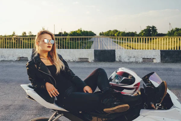 Motoros lány egy motorkerékpár bőr ruha — Stock Fotó