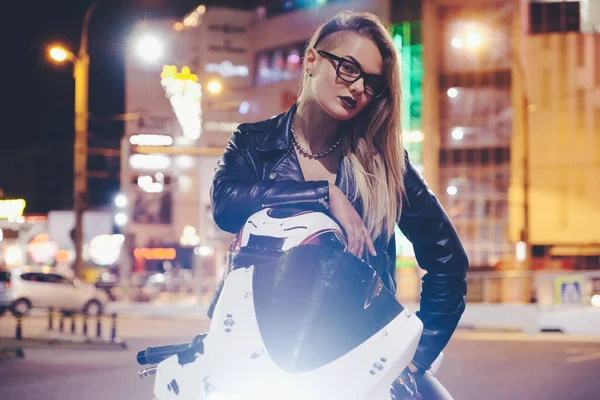 Biker meisje in een lederen kleding op een motorfiets — Stockfoto