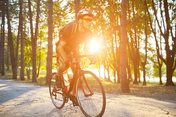 Young and energetic cyclist in the park — Stock Photo, Image