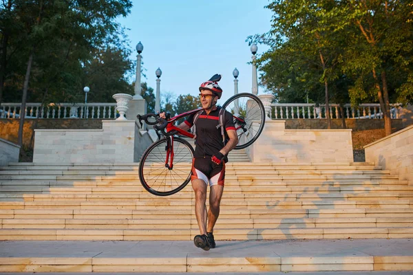 Jovem e enérgico ciclista no parque — Fotografia de Stock