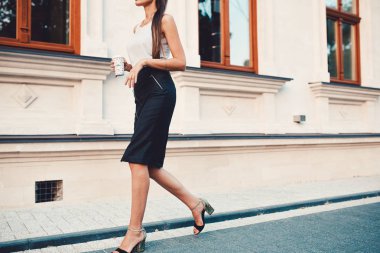 Eski şehrin sokaklarında yürüyüş güzel kadın moda