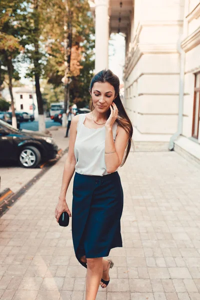 Модная симпатичная женщина, гуляющая по улицам Старого города — стоковое фото