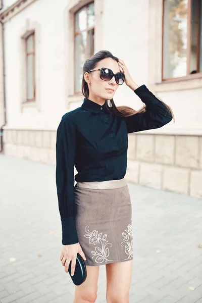 Moda bonita mujer caminando por las calles de la Ciudad Vieja — Foto de Stock