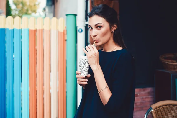 Módní hezká žena chůze ulicemi starého města — Stock fotografie