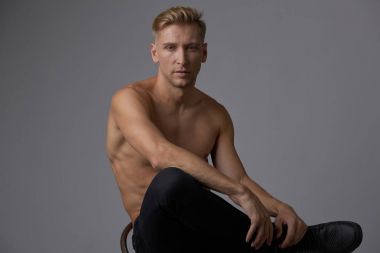 Stüdyoda poz kas yakışıklı genç