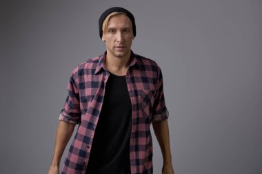 Stüdyoda poz sarışın yakışıklı genç