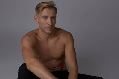 Stüdyoda poz kas yakışıklı genç