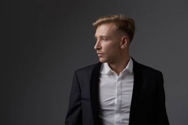 Stüdyoda poz sarışın yakışıklı genç