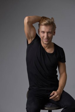 Stüdyoda poz sarışın yakışıklı genç