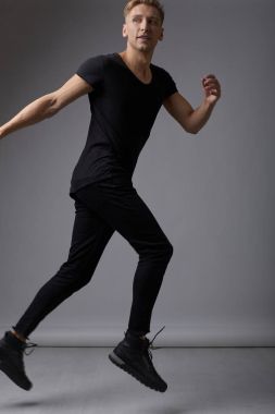 Stüdyoda poz sarışın yakışıklı genç