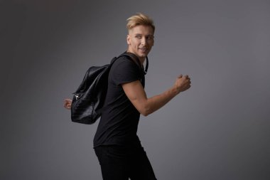 Stüdyoda poz sarışın yakışıklı genç