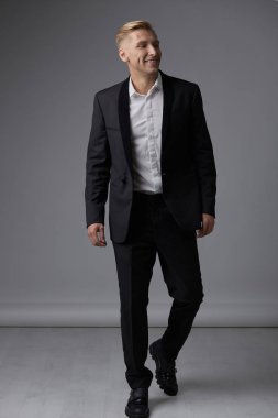 Stüdyoda poz sarışın yakışıklı genç