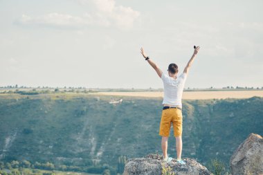 Gülümseyen ve güneşli yaz günü zevk genç adam