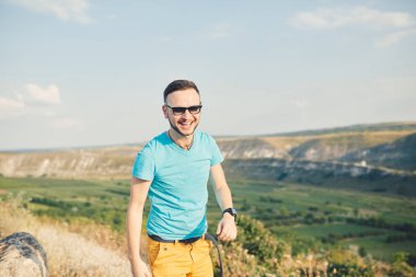 Gülümseyen ve güneşli yaz günü zevk genç adam