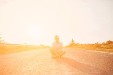 Gülümseyen ve güneşli yaz günü zevk genç adam