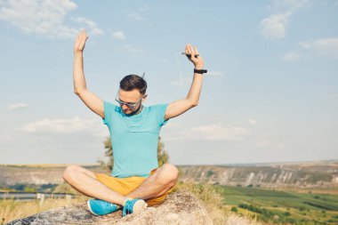 Gülümseyen ve güneşli yaz günü zevk genç adam