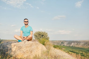 Gülümseyen ve güneşli yaz günü zevk genç adam