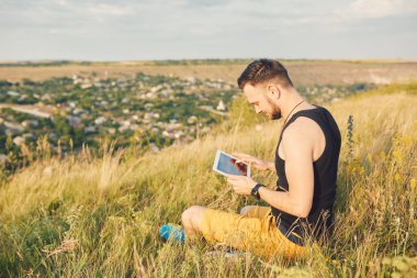 Gülümseyen ve güneşli yaz günü zevk genç adam