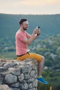Gülümseyen ve güneşli yaz günü zevk genç adam