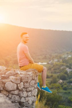 Gülümseyen ve güneşli yaz günü zevk genç adam