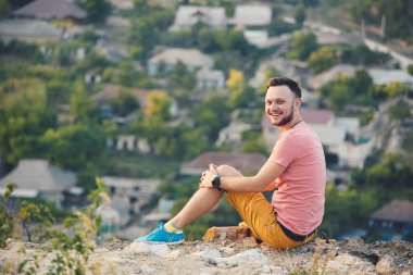 Gülümseyen ve güneşli yaz günü zevk genç adam