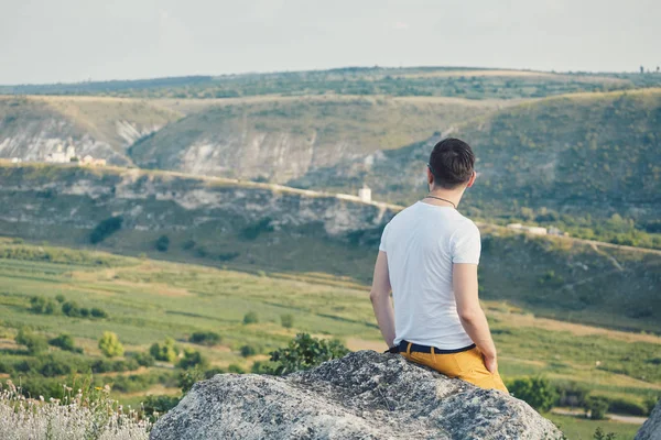 Gülümseyen ve güneşli yaz günü zevk genç adam