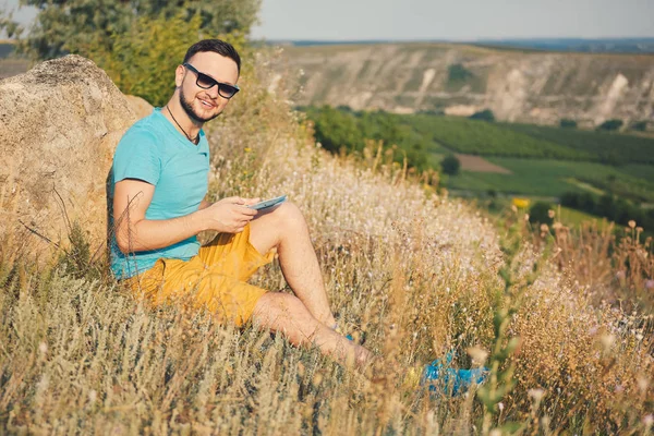 Gülümseyen ve güneşli yaz günü zevk genç adam