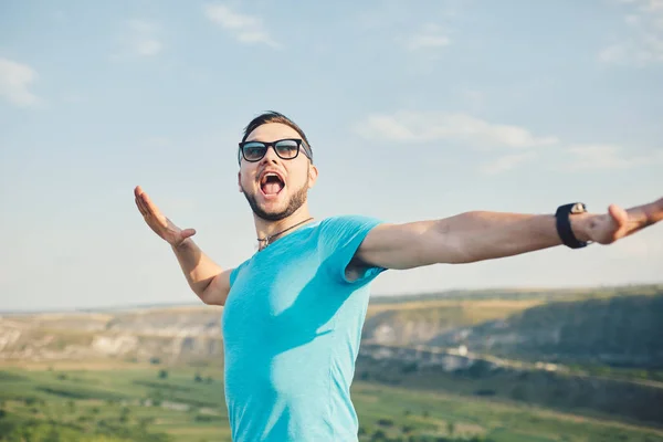 Jovem sorrindo e desfrutando de um dia ensolarado de verão — Fotografia de Stock