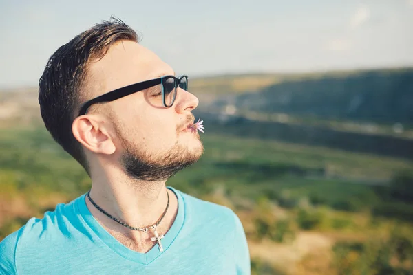 Jonge man glimlachend en genieten van het zonnige zomerdag — Stockfoto