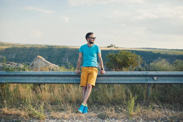 Gülümseyen ve güneşli yaz günü zevk genç adam