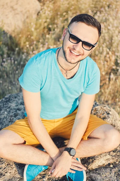 Gülümseyen ve güneşli yaz günü zevk genç adam — Stok fotoğraf