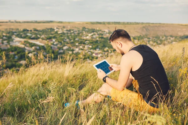 Junger Mann lächelt und genießt sonnigen Sommertag — Stockfoto