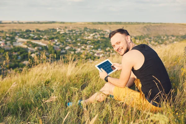 Jonge man glimlachend en genieten van het zonnige zomerdag — Stockfoto