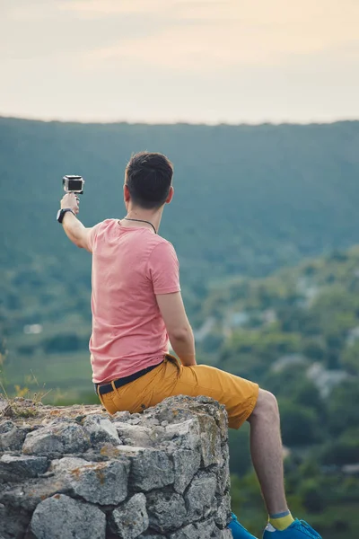 Gülümseyen ve güneşli yaz günü zevk genç adam