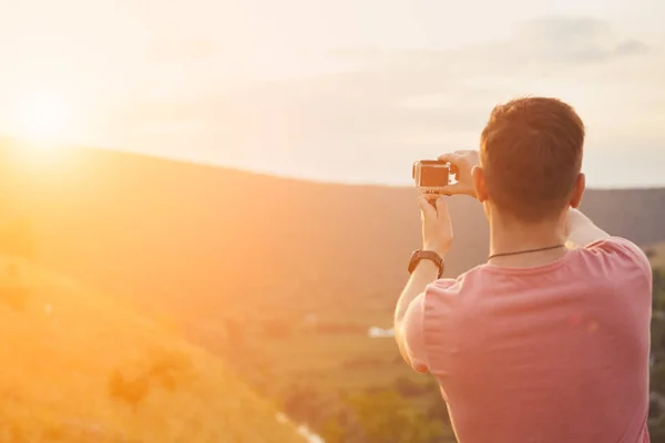 Jovem sorrindo e desfrutando de um dia ensolarado de verão — Fotografia de Stock