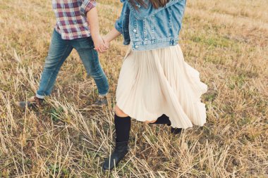 Genç modern şık çift açık havada