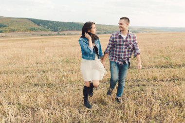 Genç modern şık çift açık havada