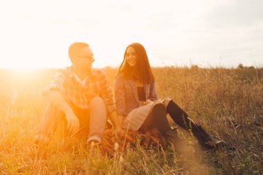 Genç modern şık çift açık havada