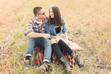 Genç modern şık çift açık havada