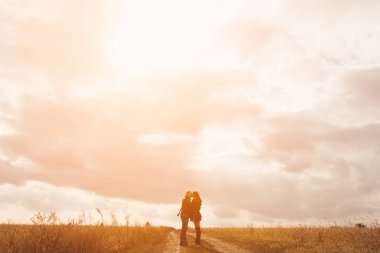 Genç modern şık çift açık havada