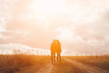 Genç modern şık çift açık havada