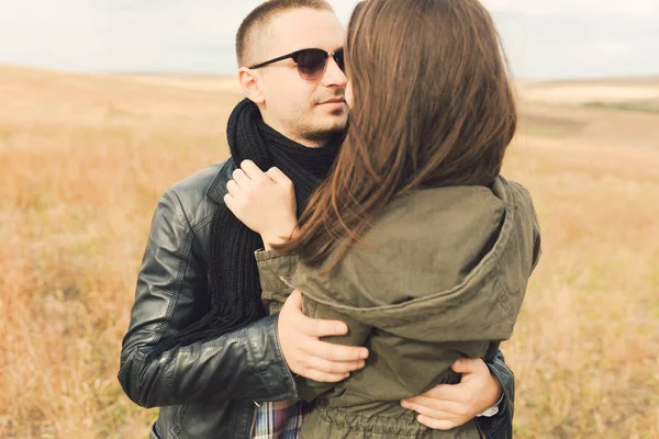 Jeune couple élégant moderne à l'extérieur — Photo