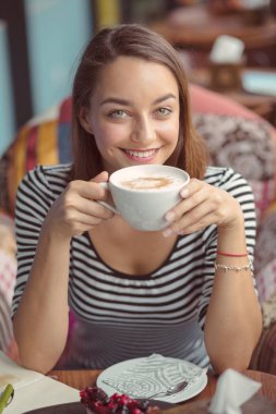 kapalı kentsel cafede oturan genç kadın